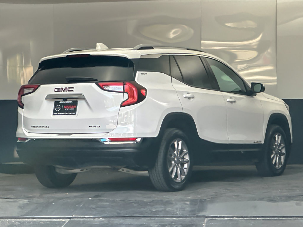 Used 2024 GMC Terrain SLT AWD/4WD image 3