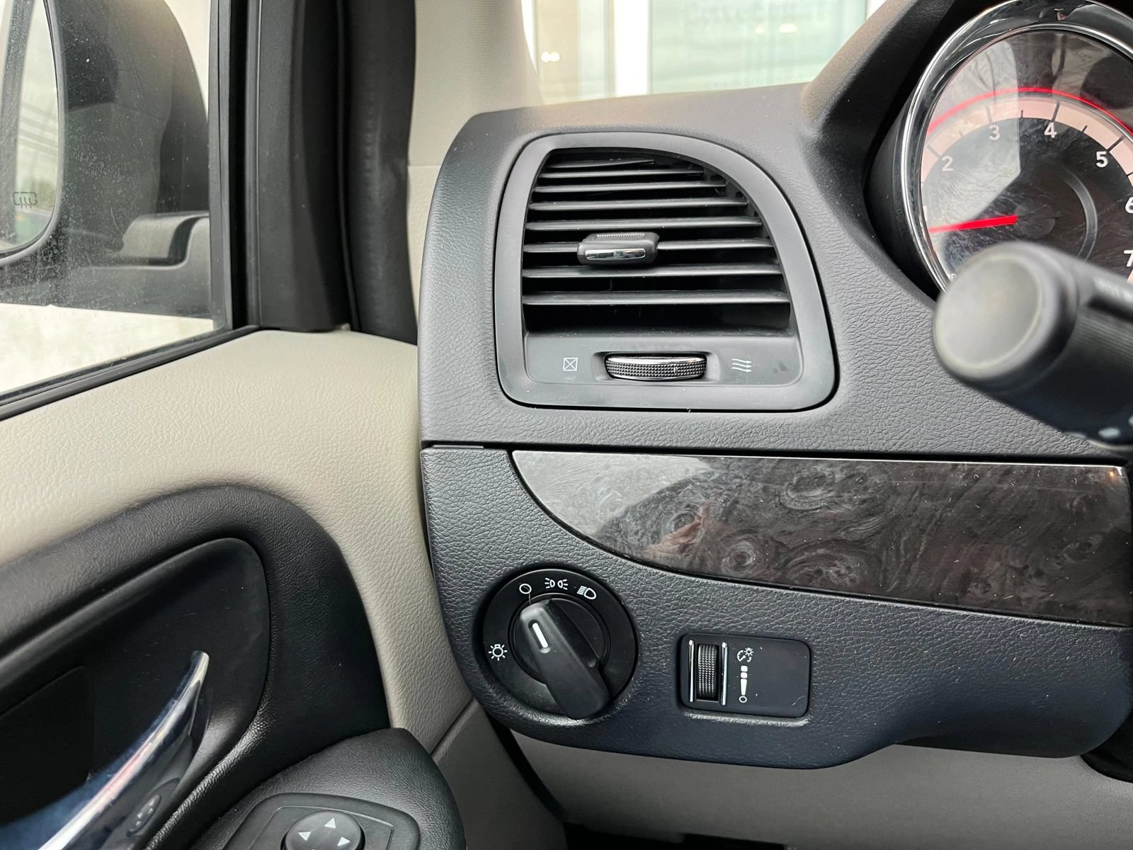 Used 2019 Dodge Grand Caravan SE w/ UConnect Hands-Free Group FWD image 18