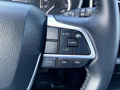 Used 2025 Toyota Highlander XLE image 18