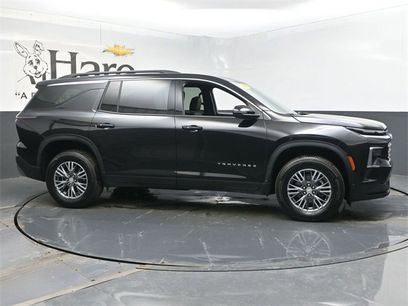 Used 2025 Chevrolet Traverse LT