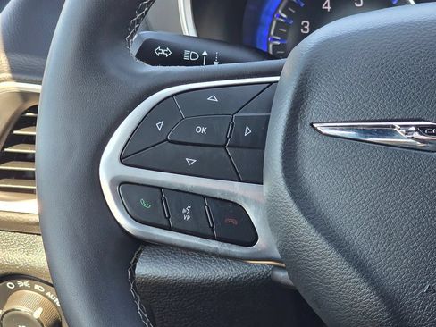 Used 2025 Chrysler Pacifica Select FWD image 19