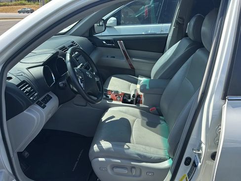 Used 2013 Toyota Highlander Limited AWD/4WD image 2