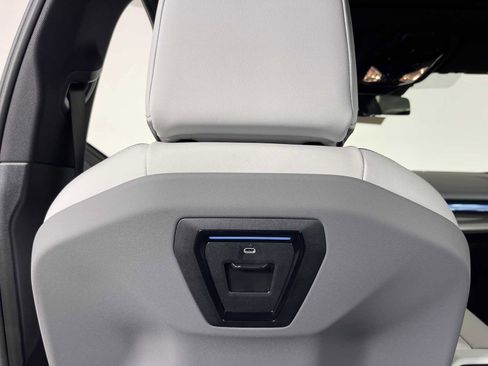 New 2025 BMW i5 M60 w/ Premium Package image 35