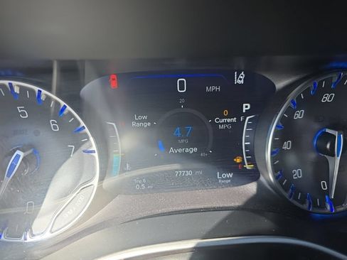 Used 2023 Chrysler Pacifica Touring-L FWD image 13