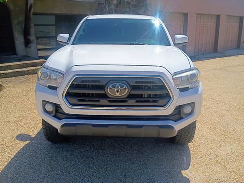 Used 2018 Toyota Tacoma SR5 w/ SR5 Appearance Package (SM) image 4