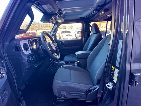 Used 2025 Jeep Wrangler Sahara image 21