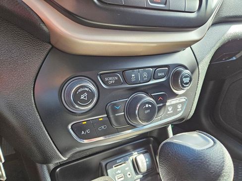 Used 2015 Jeep Cherokee Latitude w/ Cold Weather Group AWD/4WD image 22
