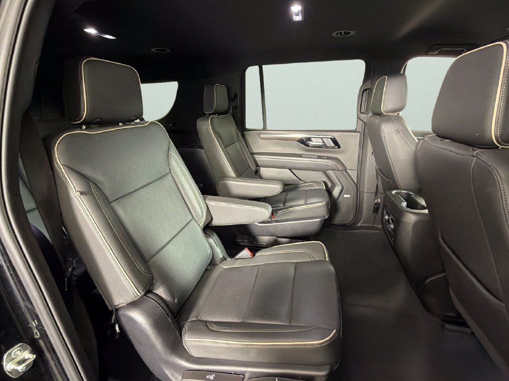 Used 2025 Chevrolet Suburban Premier RWD image 32