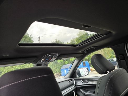 New 2025 Jeep Grand Cherokee L Laredo w/ Luxury Tech Group I image 6