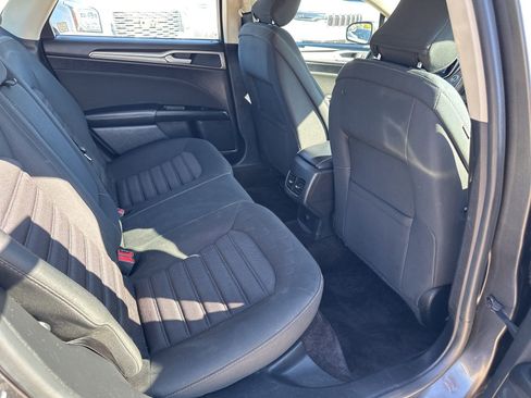 Used 2017 Ford Fusion SE w/ Fusion SE Technology Package image 20