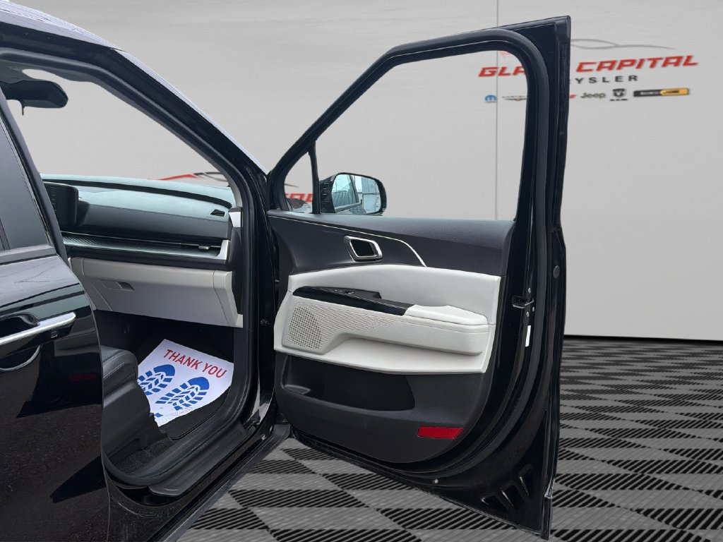 Used 2023 Kia Carnival LX FWD image 13
