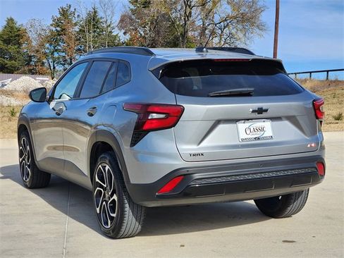 Used 2024 Chevrolet Trax RS w/ Sunroof Package image 8