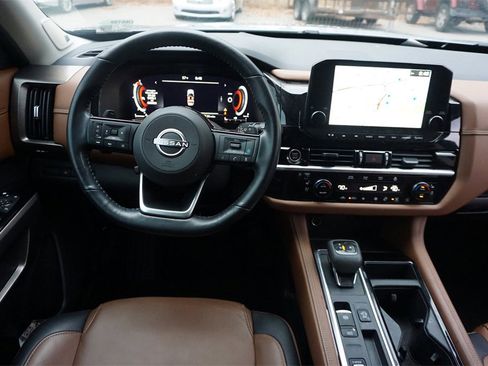 Used 2023 Nissan Pathfinder Platinum image 6