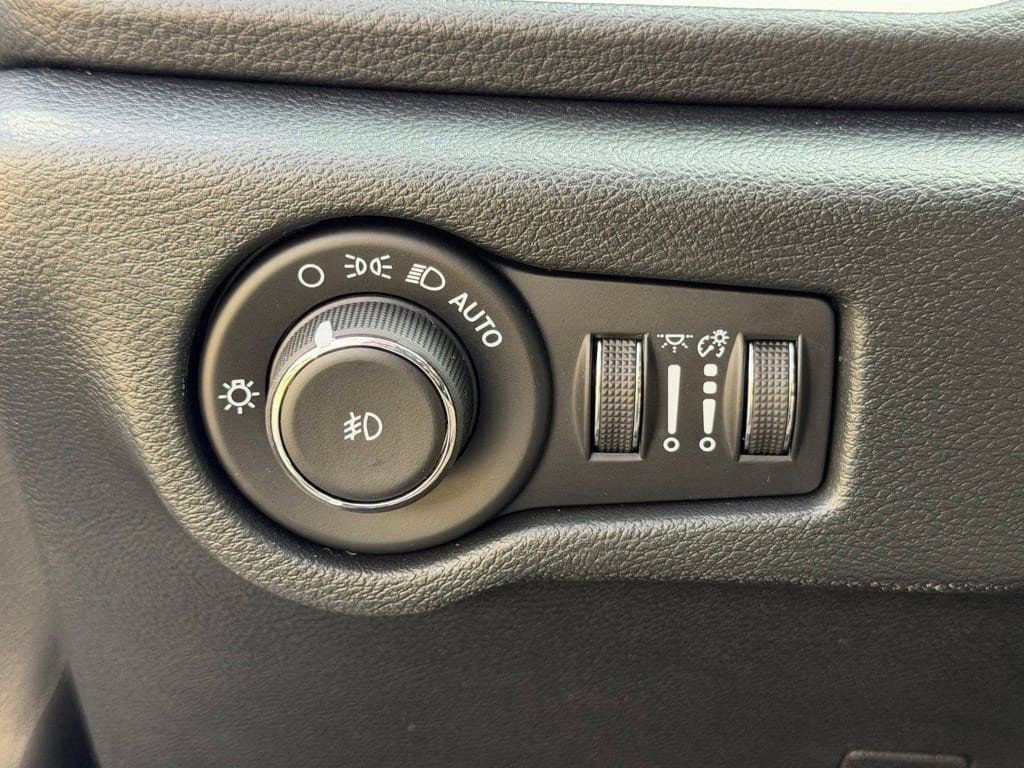 New 2026 Chrysler Pacifica Select FWD image 25