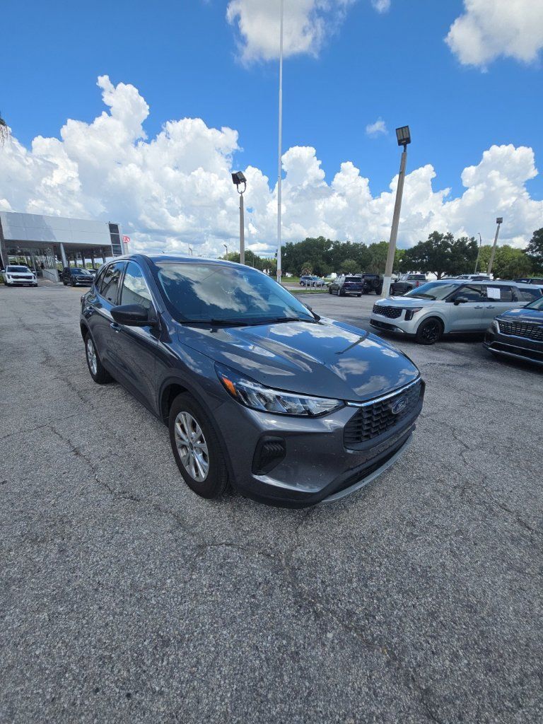 Used 2024 Ford Escape Active w/ Tech Pack #1 FWD image 1