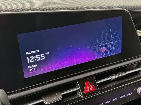 Used 2024 Kia Niro EX Touring image 17