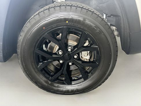 Used 2024 Jeep Grand Cherokee Altitude image 11