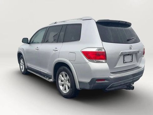 Used 2011 Toyota Highlander SE w/ Tow Pkg image 4