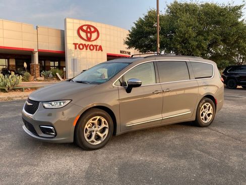 Used 2023 Chrysler Pacifica Limited image 1