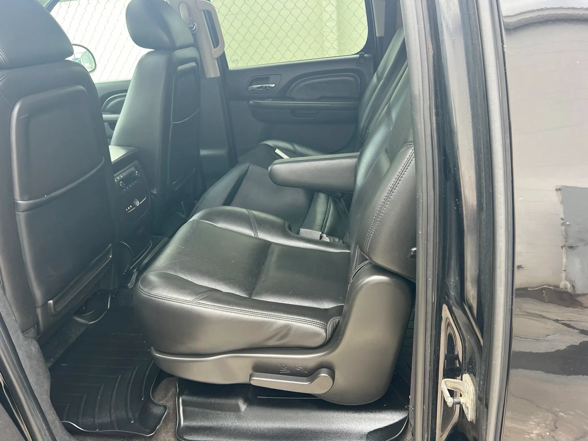Used 2011 GMC Yukon XL Denali AWD/4WD image 3