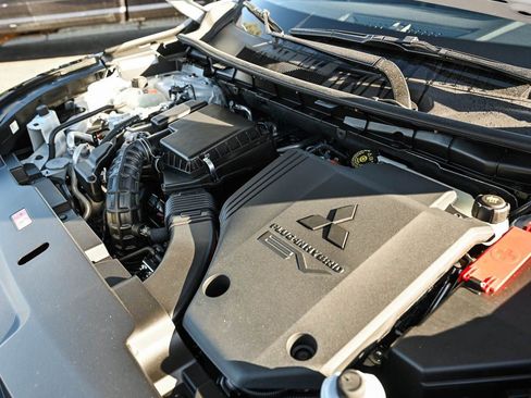 New 2025 Mitsubishi Outlander SE image 7