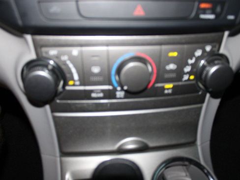 Used 2012 Toyota Highlander FWD w/ Tech Pkg image 19