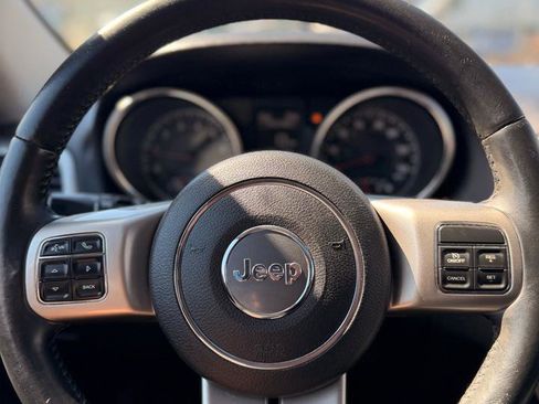 Used 2012 Jeep Grand Cherokee Laredo w/ Laredo E Group image 10