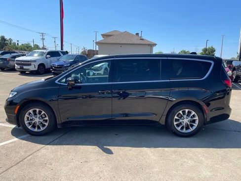 Used 2026 Chrysler Pacifica Limited FWD image 9