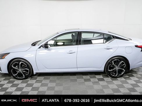 Used 2023 Nissan Altima 2.5 SR w/ SR Premium Package image 2