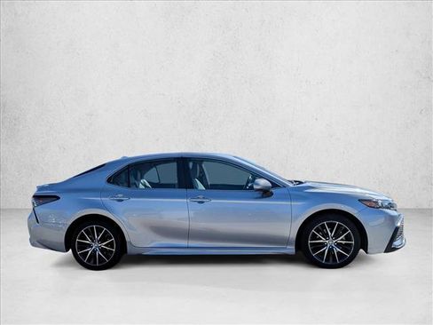 Used 2024 Toyota Camry SE FWD image 4