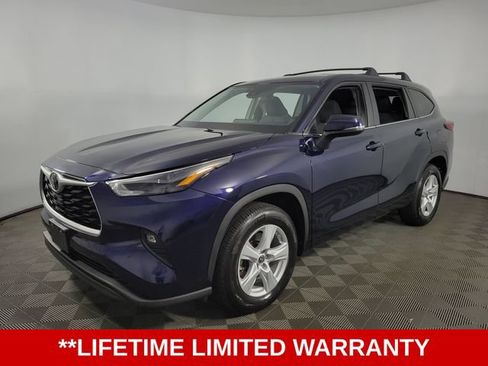 Used 2023 Toyota Highlander LE FWD image 3