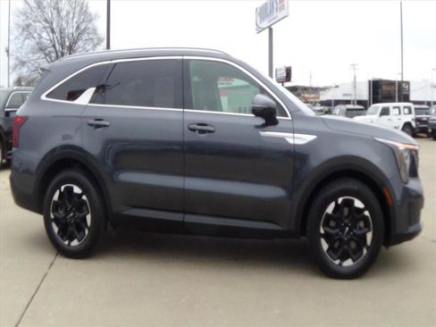 Used 2024 Kia Sorento S image 5