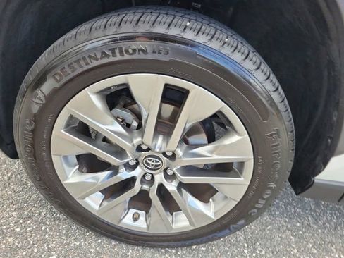Used 2019 Toyota RAV4 Limited FWD image 17