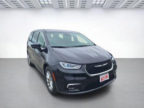 Used 2026 Chrysler Pacifica Limited FWD image 2