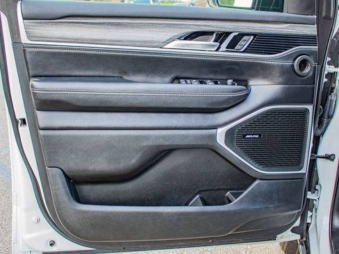 Used 2024 Jeep Wagoneer Series II w/ Flexible Seating Group AWD/4WD image 13