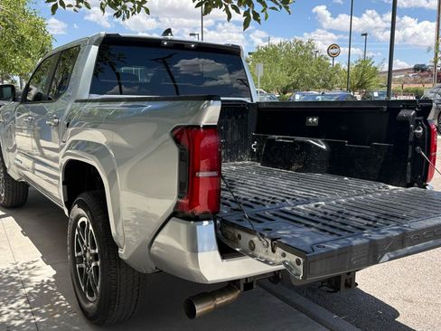 Used 2025 Toyota Tacoma SR5 AWD/4WD image 11