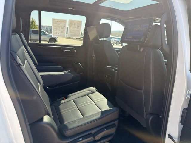 Used 2025 Chevrolet Suburban High Country AWD/4WD image 31