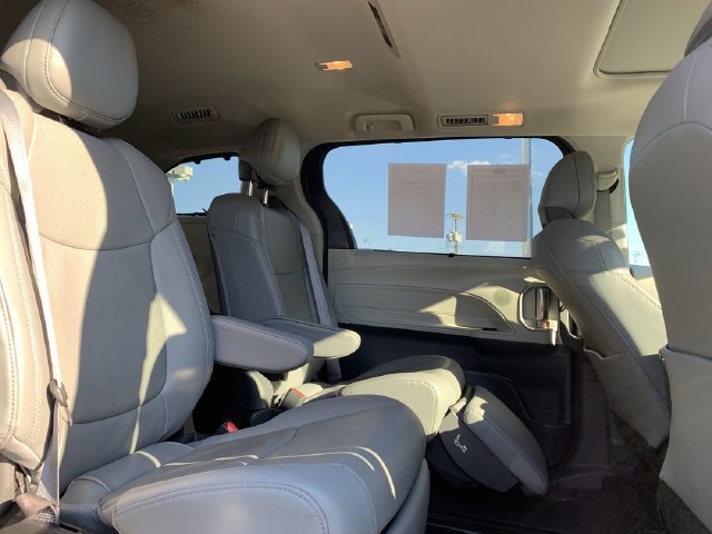 Used 2023 Toyota Sienna Limited FWD image 34