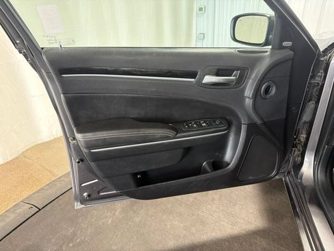 Used 2018 Chrysler 300 S AWD/4WD image 4