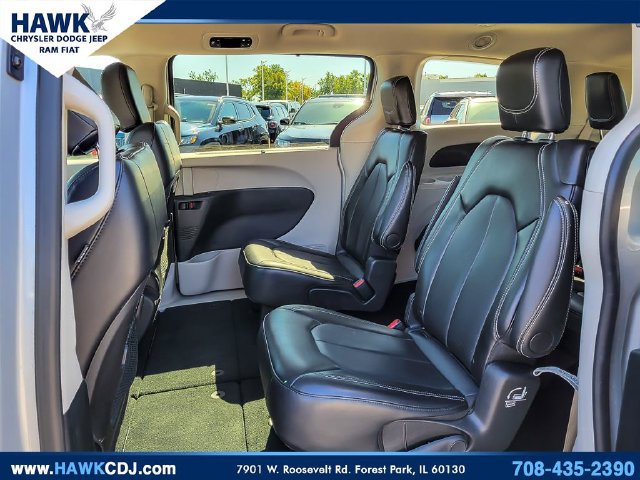 Used 2024 Chrysler Pacifica Touring-L FWD image 10