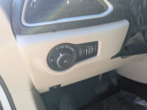 Used 2023 Chrysler Pacifica Touring-L FWD image 14