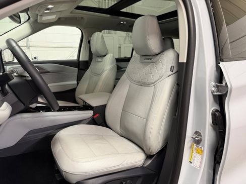 Used 2025 Ford Explorer Platinum w/ Ultimate Package AWD/4WD image 9