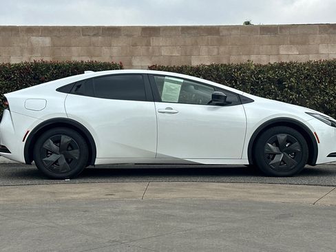 Used 2024 Toyota Prius Prime SE image 3