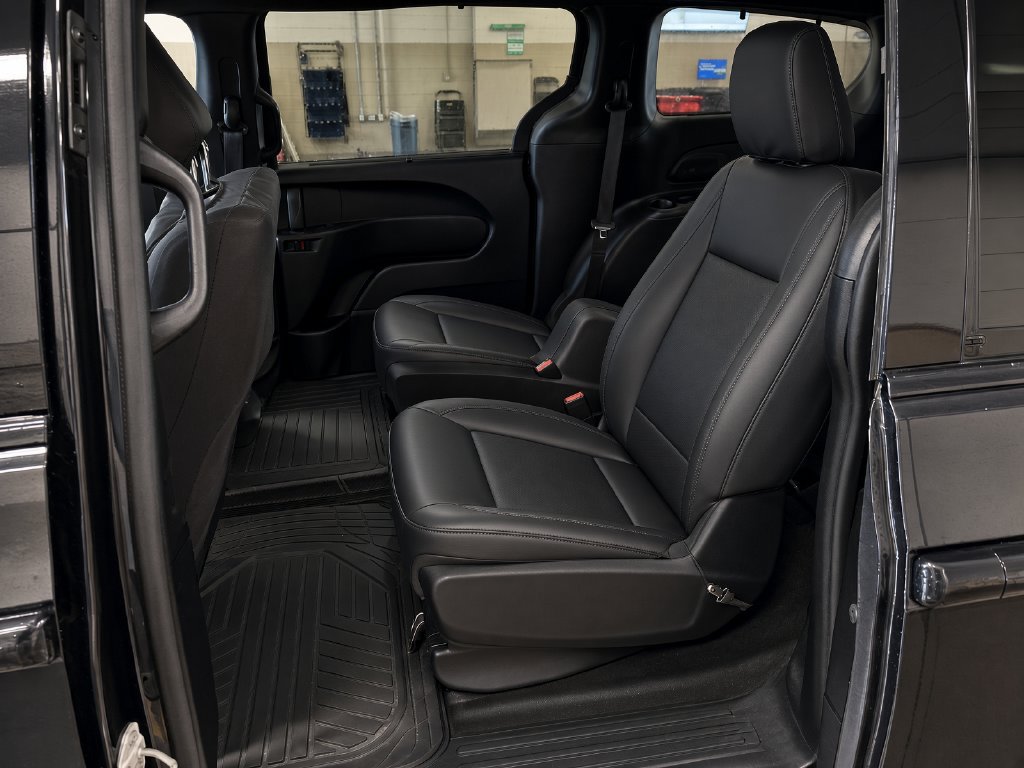 Used 2024 Chrysler Pacifica Limited w/ Uconnect Theater Family Group FWD image 6