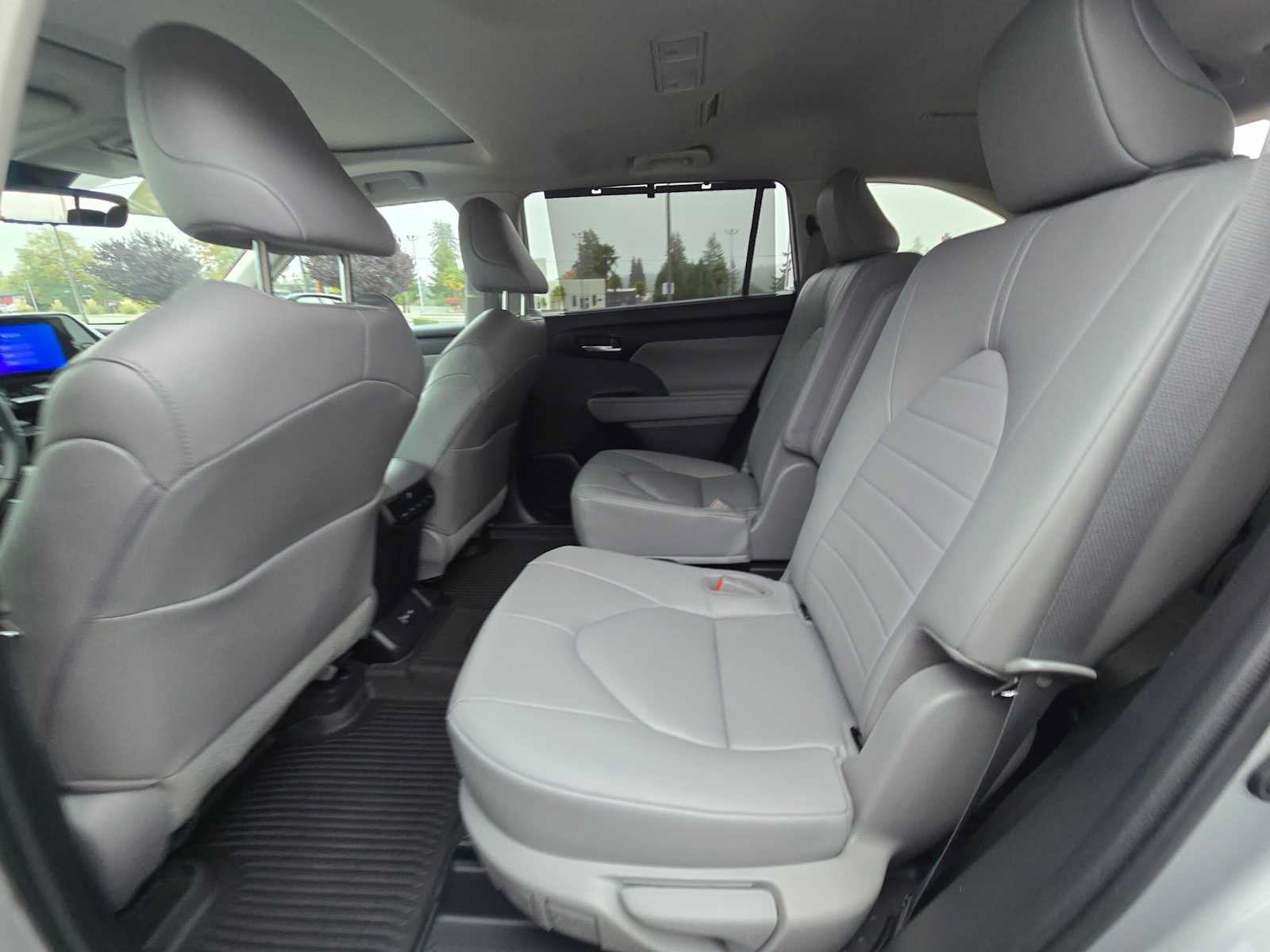 Used 2023 Toyota Highlander XLE AWD/4WD image 16