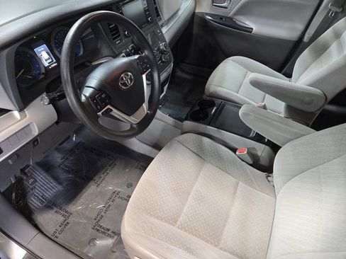 Used 2020 Toyota Sienna LE image 18