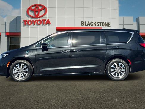 Used 2023 Chrysler Pacifica Touring-L FWD image 6