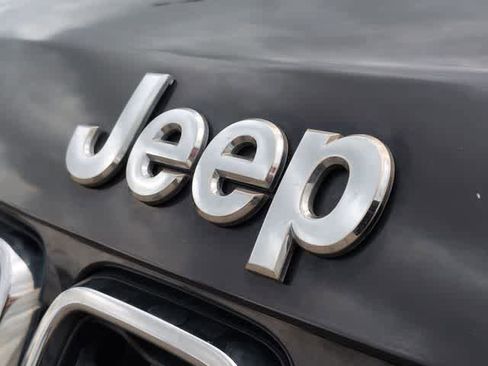 Used 2019 Jeep Grand Cherokee Laredo AWD/4WD image 12