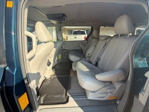 Used 2012 Toyota Sienna XLE FWD image 13