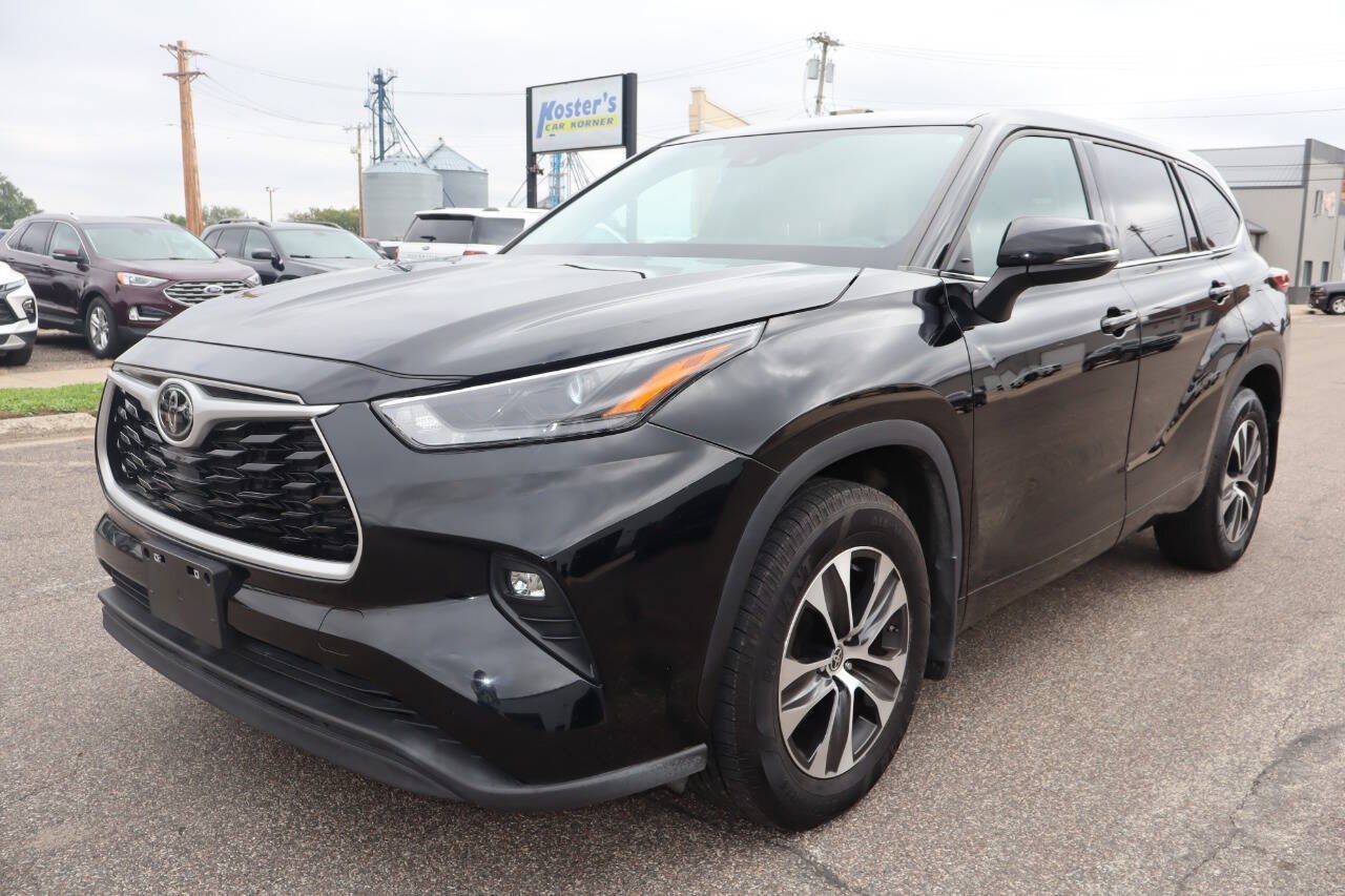 Used 2022 Toyota Highlander LE AWD/4WD image 1